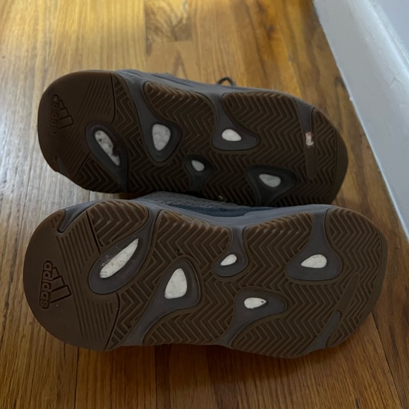 Yeezy 700 v2 Mauve - Picture 9 of 13